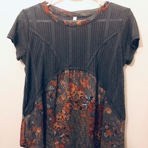 Adorable, flowy, floral Xhilaration t-shirt.